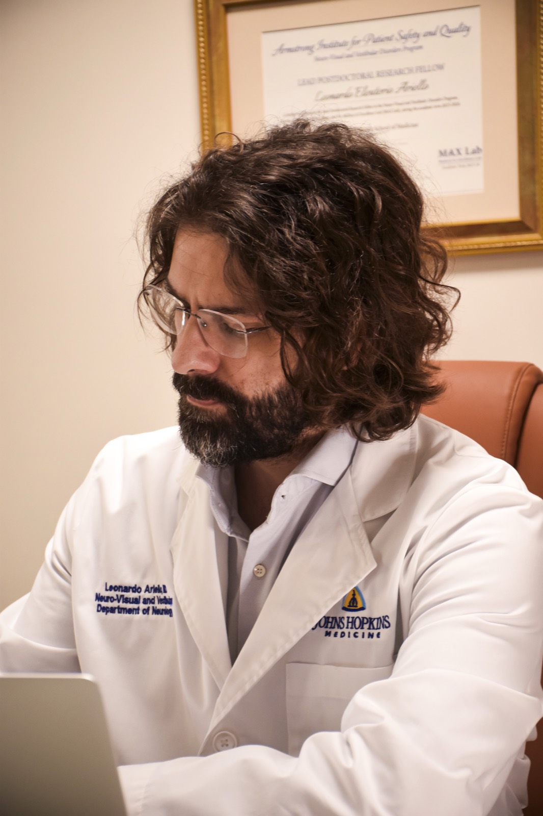 Dr. Leonardo Ariello no estúdio